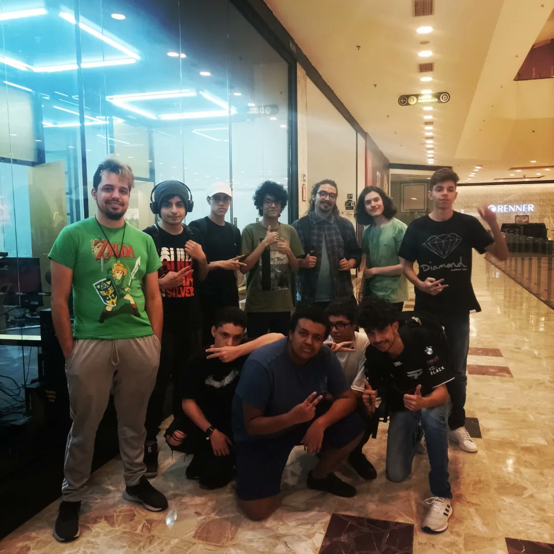 Muito foda o presencial de ontem, serviu muito de aprendizado pra mim afinal não estou acostumado com jogos onde o local play muda tanto do online play, e foi muito foda conhecer toda essa galera que conheço a pouco tempo mas já considero pra caralho, espero que tenha mais desses