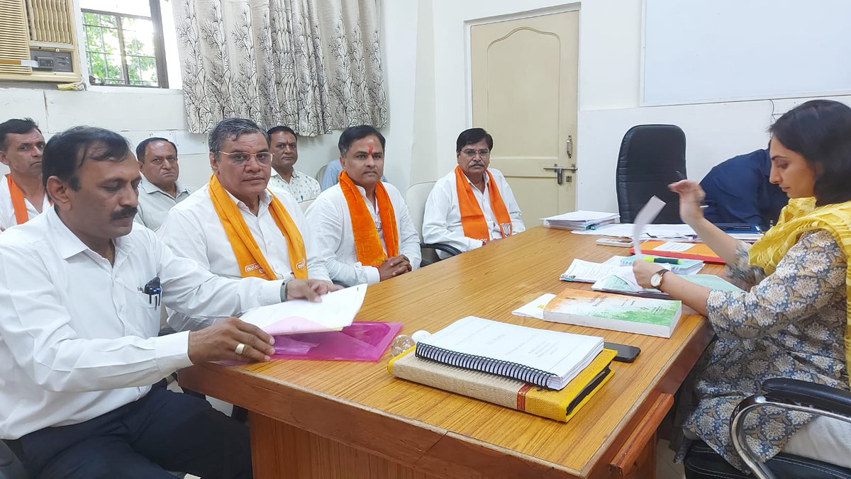 DrHasmukhBJP's tweet photo. આજ તા.૧૫/૧૧/૨૦૨૨ મંગળવાર રોજ અમરાઈવાડી વિધાનસભાના ઉમેદવ��ર તરીકેની ઉમેદવારી ફોર્મ ભરવાના પ્રસંગે અમદાવાદ પૂર્વના સાંસદ શ્રી એચ. એસ.પટેલ,અમરાઈવાડી વિધાનસભાના ધારાસભ્ય શ્રી જગદીશભાઈ પટેલ,અમરાઈવાડી વિધાનસભા પ્રભારી શ્રી જીગ્નેશભાઈ પંડયા સાથે કાર્યકર્તા મિત્રો હાજર રહ્યા https://t.co/oAYCbkSWBn