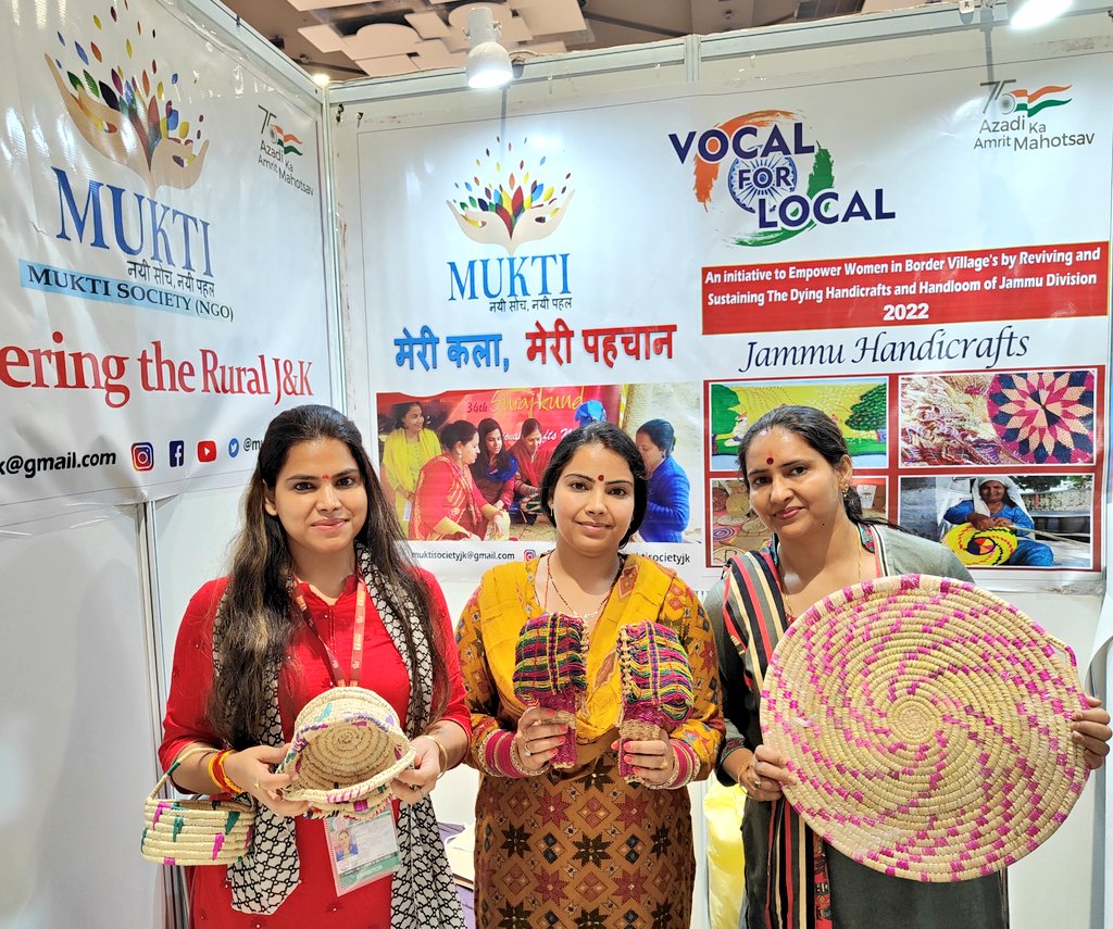 muktisocietyjk's tweet photo. #Jammu handicrafts in #IITF2022
Visitor's inquired bout #Jammu #binna #chabbri #basohlipaintings #strawcraft #paralicraft ✌️
#VocalForLocal #atmanirbharbharat 🇮🇳 https://t.co/lCoXalJUPJ