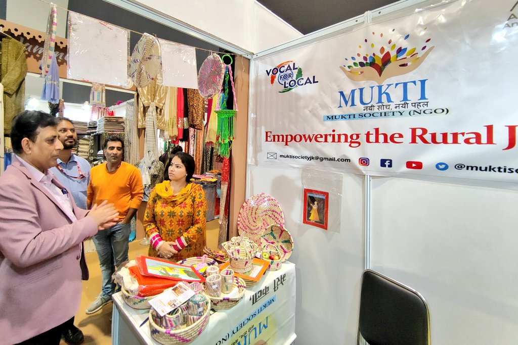 muktisocietyjk's tweet photo. #Jammu handicrafts in #IITF2022
Visitor's inquired bout #Jammu #binna #chabbri #basohlipaintings #strawcraft #paralicraft ✌️
#VocalForLocal #atmanirbharbharat 🇮🇳 https://t.co/lCoXalJUPJ