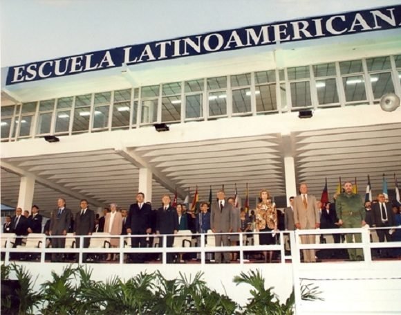 DrRobertoMOjeda's tweet photo. #FidelPorSiempre: “Lo más importante habrá de ser su consagración total al más noble y humano de los oficios: salvar vidas y preservar salud. Más que médicos, serán celosos guardianes de lo más preciado del ser humano; apóstoles y creadores de un mundo más humano”. #Cuba https://t.co/wLboleJIwB