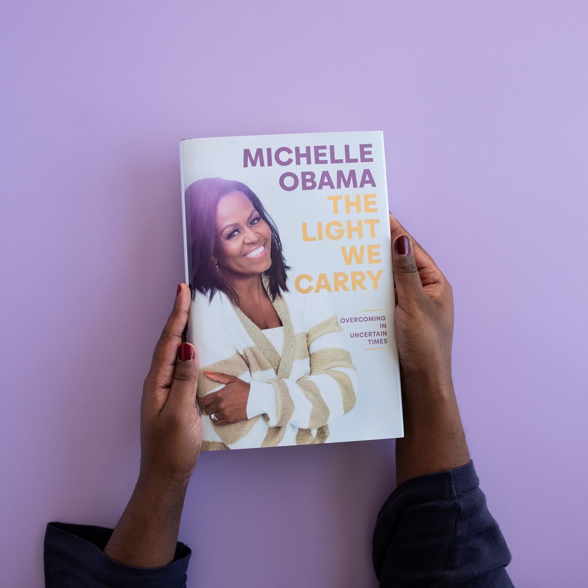 VikingBooksUK's tweet photo. ‘The former first lady writes with her unmatchable ease and honesty about how to embrace your differences and stand out.  Indispensable advice for us all’
Edward Enninful
 
Happy publication day to The Light We Carry by @MichelleObama!
 
#TheLightWeCarry https://t.co/tKGhcX38ES