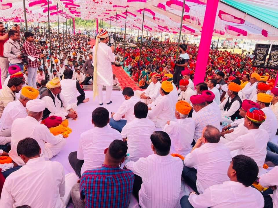 RamniwasGawriya's tweet photo. परबतसर की ग्राम पंचायत कुंडरी में श्री पूनाराम जी छाबा,डॉ रामदेव जी छाबा ,रामावतार जी छाबा,रामचन्द्र जी लेगा द्वारा आयोजित सामाजिक धार्मिक कार्यक्रम में शामिल होकर अपनों से रूबरू हुआ। 
@ajaymaken @SachinPilot @INCRajasthan https://t.co/c0fFdQhqzQ
