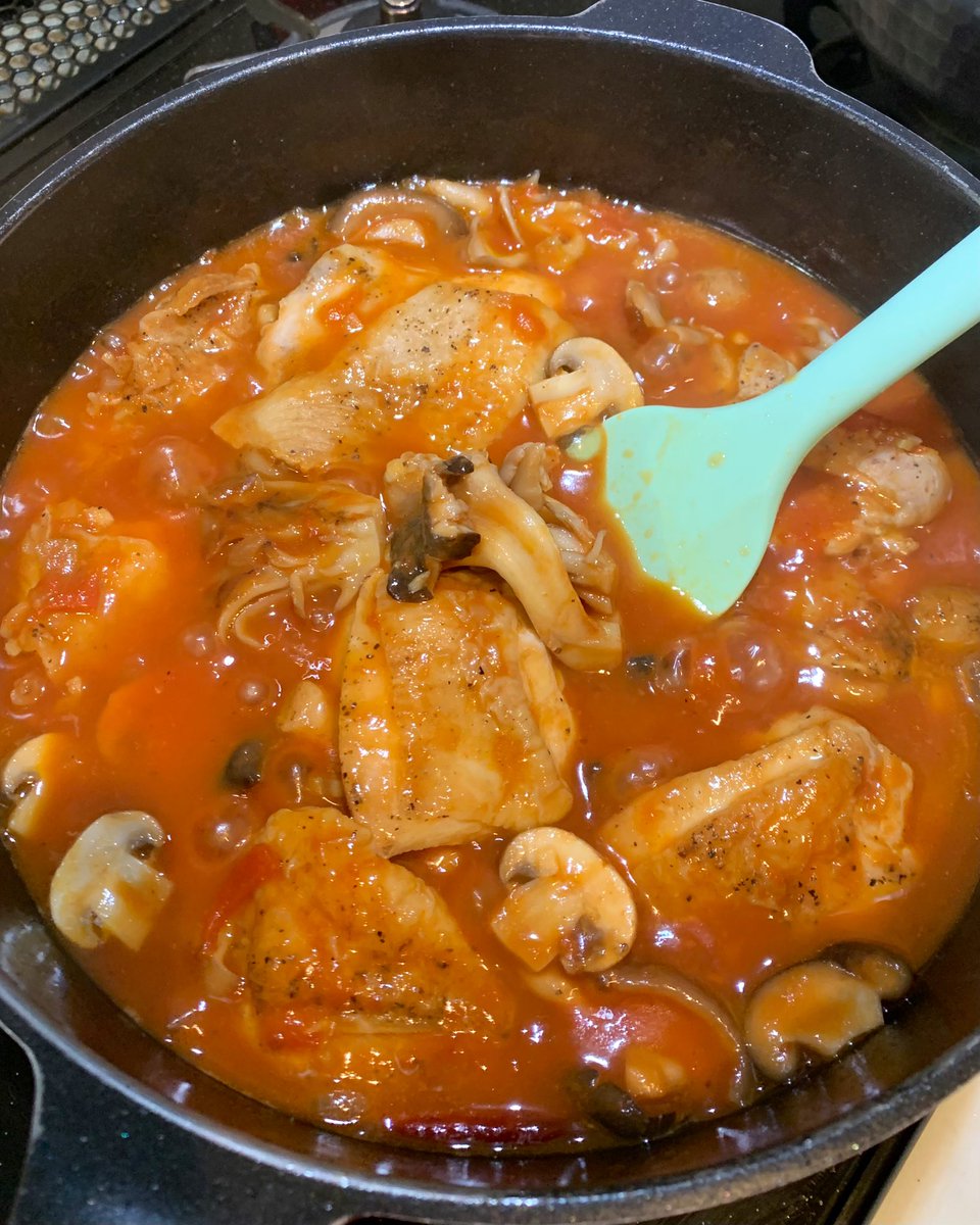 J_grandiflorum's tweet image. メインは鶏🐓でした。焼き目をつけた鶏肉をたっぷりのキノコと共にトマト煮🍅にしました。意識したのはイタリアの&quot;カチャトーラ&quot; …  ちょびっとそれ風に。
#polloallacacciatora