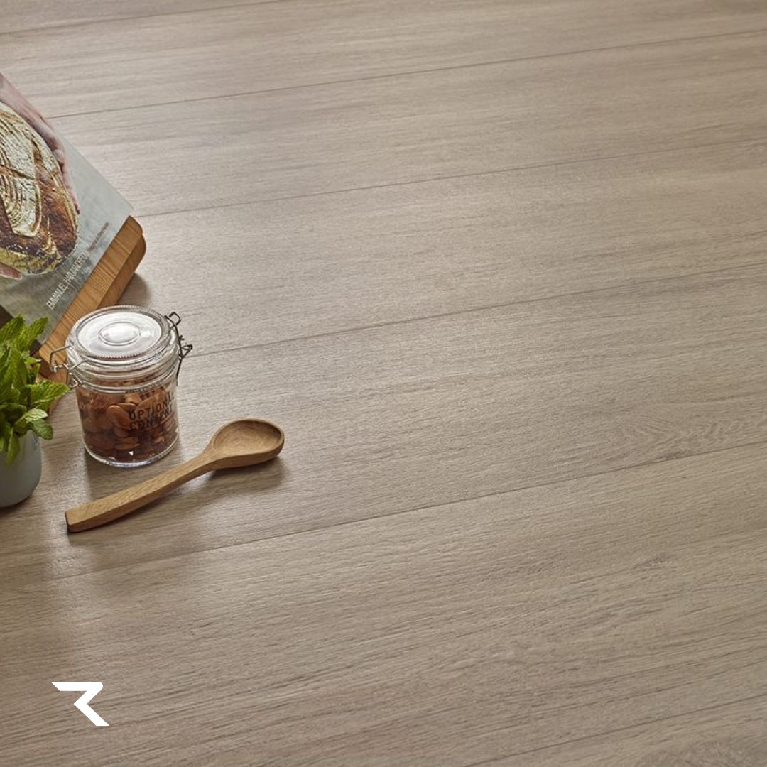 Rotterdam replica las tonalidades, vetas y texturas de la madera natural, con todas las ventajas del gres porcelánico. Un porcelánico tambien disponible en 20mm de espesor, altamente resistente y antideslizante
#inspiracionhogar #inspodeco #madera #home #rocersa