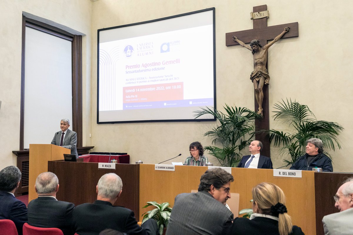 Grazie a <a href="/emmemea/">Mauro Meazza</a> , alumnus e giornalista, membro del Consiglio Direttivo dell'Associazione, che ha condotto la Cerimonia di conferimento del 62° Premio "Agostino Gemelli".