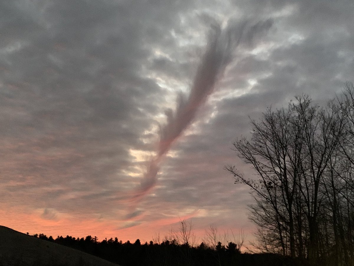 Peace2YouGuys's tweet photo. @itsJeffTiedrich Beautiful Jeff.

Here is a photo from other night at my place. I have never seen a cloud like this. https://t.co/PxSM4F1uTI