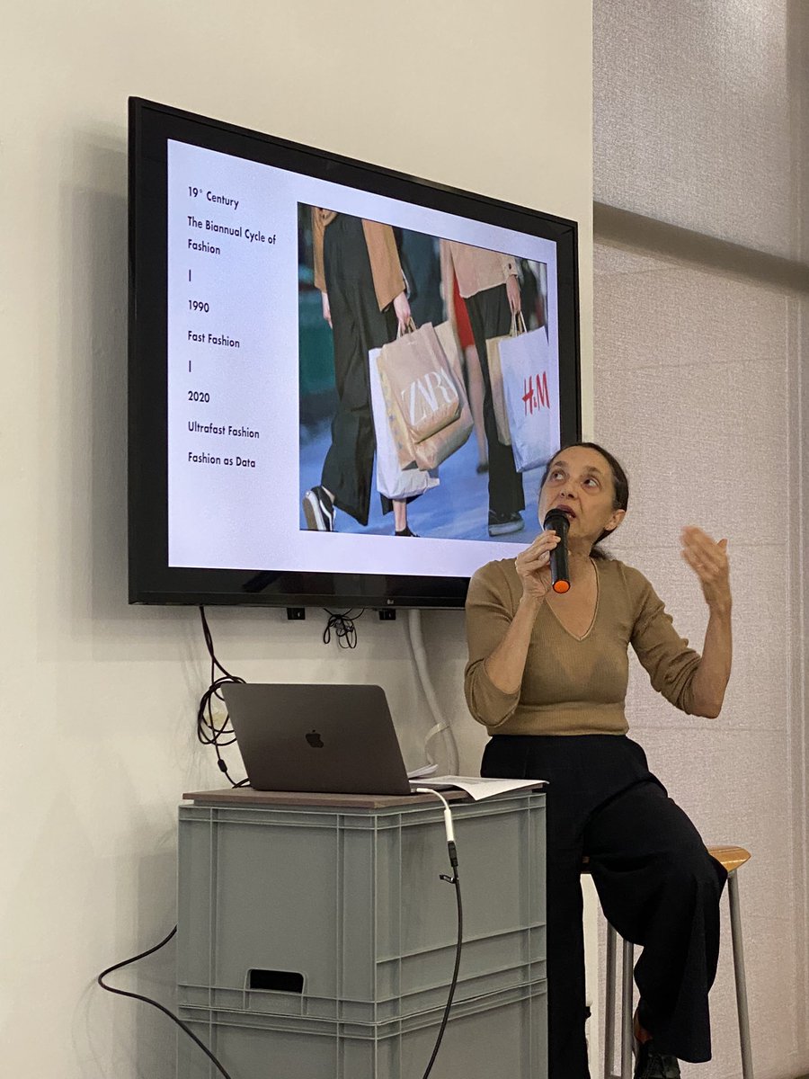 #fashionfuturing Interesante investigación sobre la moda de Alessandra Vaccari, de la Iuav , en la <a href="/EASDvalencia/">EASD València</a> .Ya no estamos en la era del fast fashion, nos encontramos en el “Ultrafast fashion. 
#modasostenible #grupomodamassosteniblevlc @LasNavesINN