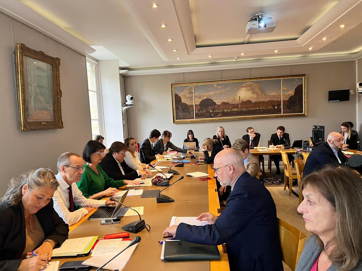 En réunion de la Commission “Culture et Education”du <a href="/Senat/">Sénat</a> ce matin pour examiner les crédits du Patrimoine et le rapport de notre collègue <a href="/DrexlerSabine/">Drexler Sabine</a>. Des crédits en hausse mais un affaiblissement inquiétant des moyens humains de l’Etat dans les territoires.