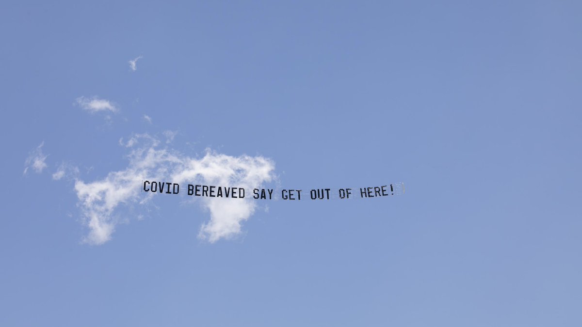 🚨🚨 A 35 meter long banner aimed at Matt Hancock has been flown over the #ImACeleb jungle in Australia