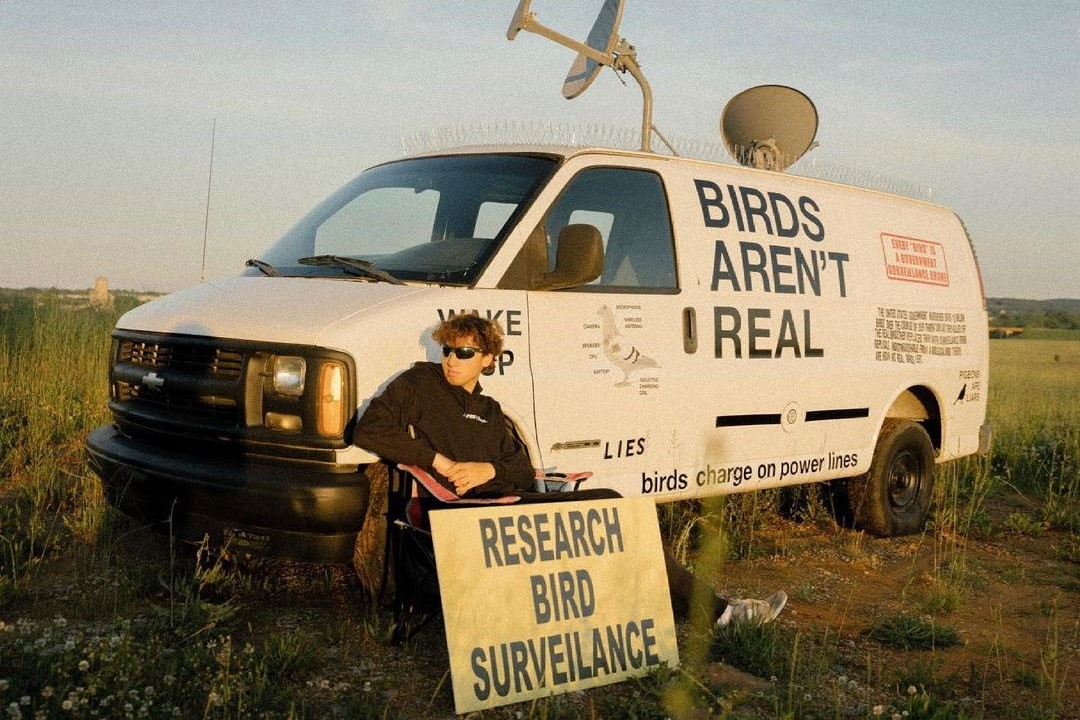 Belki de kimliği açığa çıktığından telaşlanıp kaçtı?
facebook.com/birdsarentreal/
Evet, gerçek.