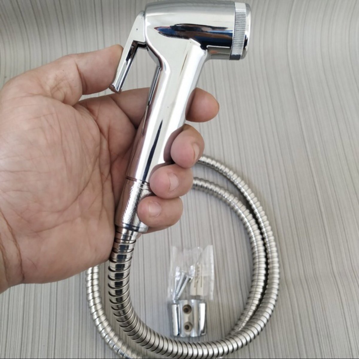 Pernah ngga kalian abis beol lalu pas cebok tangan kejepit jet shower!! 🤦🏻‍♂️