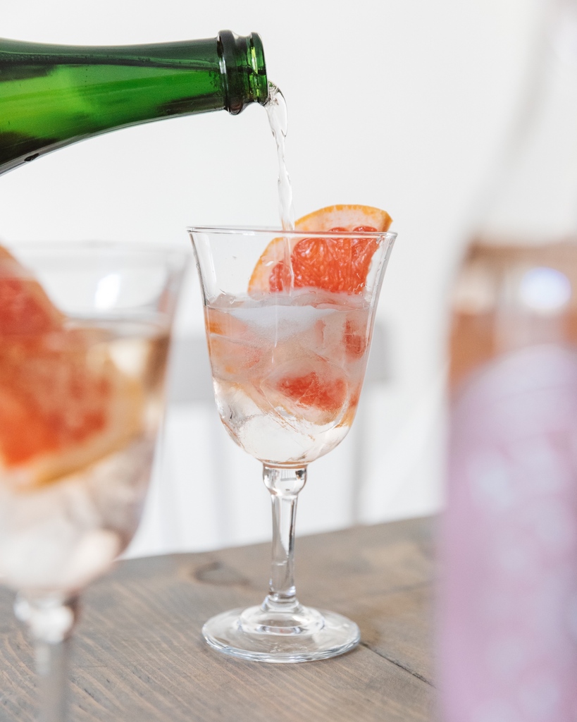alunacoconut's tweet photo. 🎉 🍑 NOW IN OCADO! 🎉 🍑

Just in time for the start of party season, you can now get our award-winning Aluna Peach &amp; Pomelo Liqueur from @ocadouk. Pimping your Prosecco couldn’t be easier this year!

#cocktails #peach #Prosecco #bellini #bellinis #mindful #vegan #ocado https://t.co/okLtnVmAko