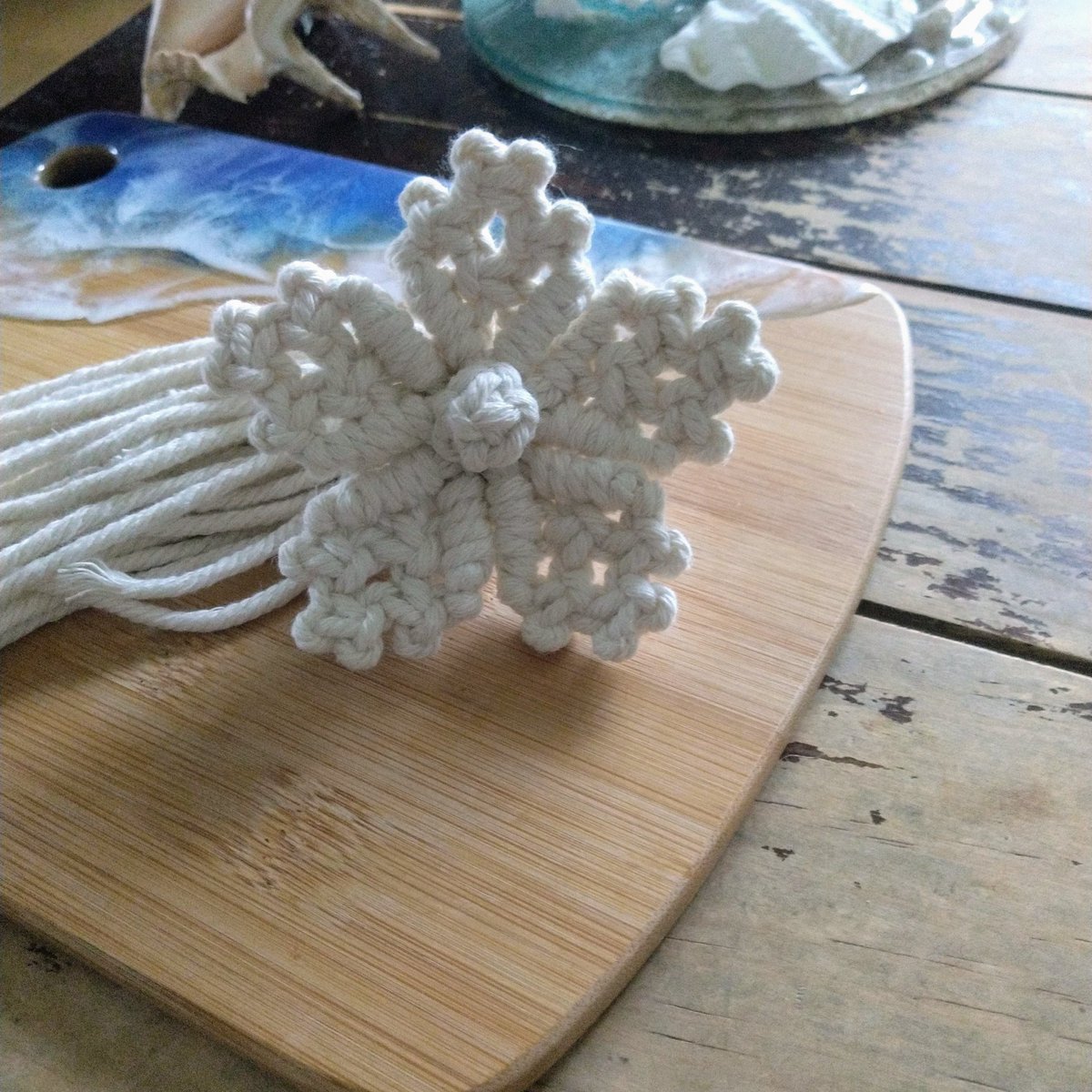 mahina_okinawa's tweet photo. 作品作りで余ったコットンコードを使ってmacrame flower作りました❁︎ 何かに使いたいなぁ〜と考え中🤔#マクラメフラワー #macrameflower #ハンドメイド #マクラメ雑貨 #沖縄 #花 https://t.co/hezK6vQIRV
