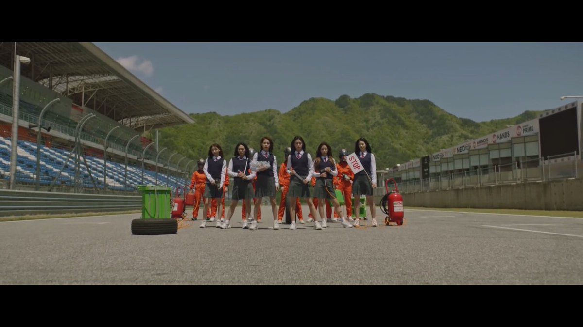 hakucho_m's tweet photo. 受け継がれるJYPファミリー
2014年、GOT7のMVに出ていたTWICE
2015年、TWICEのMVに出ていたスキズ
2020年、スキズのMVに出ていたNiziU https://t.co/t0xYADVeOT