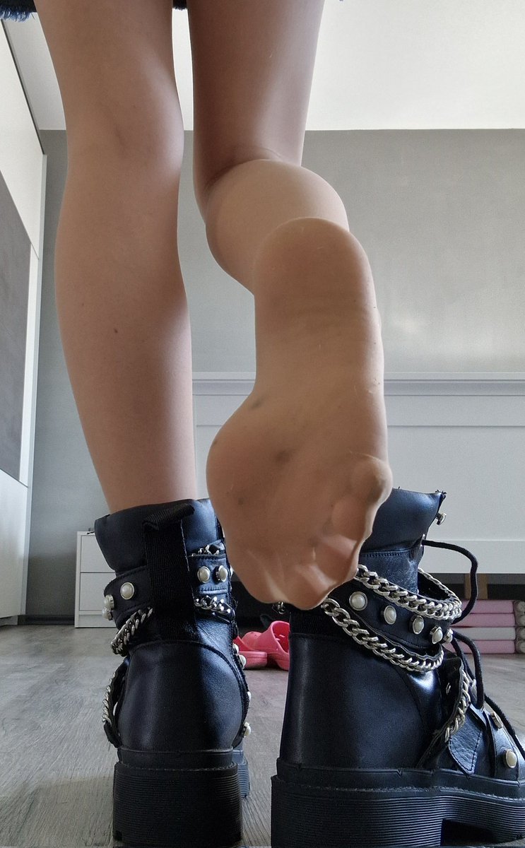 GMinniemex3's tweet photo. Welcher Looser wรผrde gerne dran schnuppern?๐ฅ๐ฅ
Gdzie sa moje pieski?๐
#nylon #Strumpfhose #Fรผรe #fetisch #fuรfetisch #zahlsklave #geldsklave #cashslave #sub #findom #domina #paypig #riechen #Duft #stinkyfeet #stinkefรผรe #findompl #nogi #stopy #rajstopy #wachac #brudnenogi https://t.co/MCPUkjgRWF