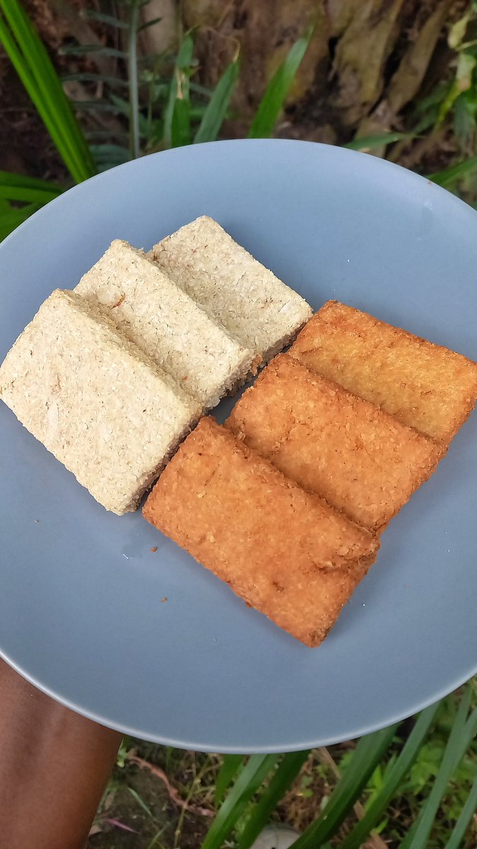 EvolvingVintage's tweet image. Have your cravings adjusted to the economy? 
Show me your affordable cravings 😁

Here's mine: Poloo
A Ghanaian Coconut biscuit or Cookie?? Usually sold in traffic. 

One of my fav snacks, and I don't why it too me so long to learn how to make it, with my own spin of course 😉