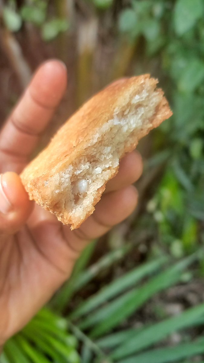 EvolvingVintage's tweet image. Have your cravings adjusted to the economy? 
Show me your affordable cravings 😁

Here's mine: Poloo
A Ghanaian Coconut biscuit or Cookie?? Usually sold in traffic. 

One of my fav snacks, and I don't why it too me so long to learn how to make it, with my own spin of course 😉