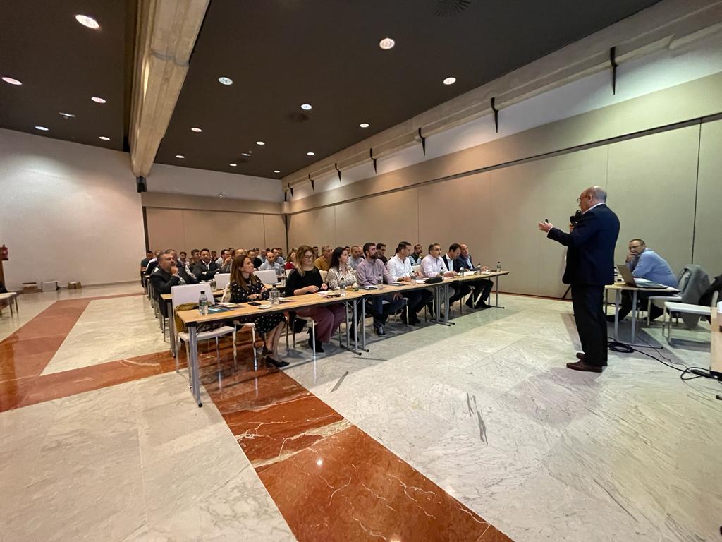jimenezmana's tweet photo. Hoy hemos presentado el Programa Millennium 2023 a nuestros equipos comerciales de la mano de @GrupEinaDigital.

El Programa ofrece un plan formativo basado en las últimas tendencias del mercado a las que el reparador se enfrenta diariamente.

¡Servicios al alcance de todos! 🚀 https://t.co/SwjjXkjT7m