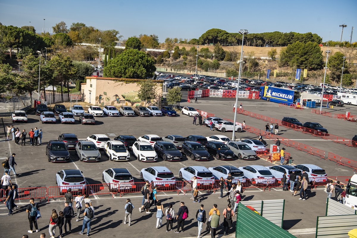 EPIC_RW's tweet photo. ¡Menudas  experiencias en el paddock del #RacingWeekend ! 

Sólo hay que ver esa caras 😍

#Easydrift #Circuit #ClubHyundai #RaceSim #PitWalk https://t.co/ojZTatZbU2