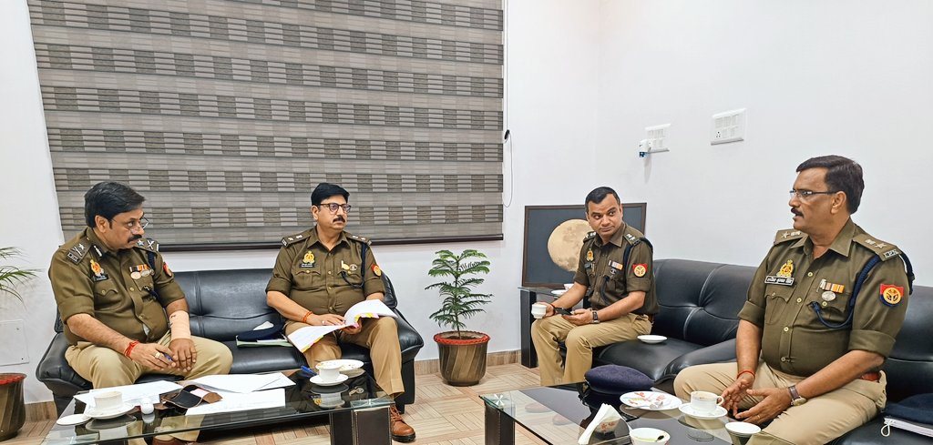 igrangealld's tweet photo. परिक्षेत्रीय कार्यालय पर @rakeshs_ips द्वारा परिक्षेत्र के जनपदों के पुलिस अधीक्षकों के साथ कानून व्यवस्था,अपराध, यातायात एवं आगामी नगर निकाय चुनाव के सम्बन्ध में गोष्ठी आयोजित की गयी तथा समस्त को आवश्यक दिशा निर्देश दिए गए। https://t.co/Cz4a6wJbvK