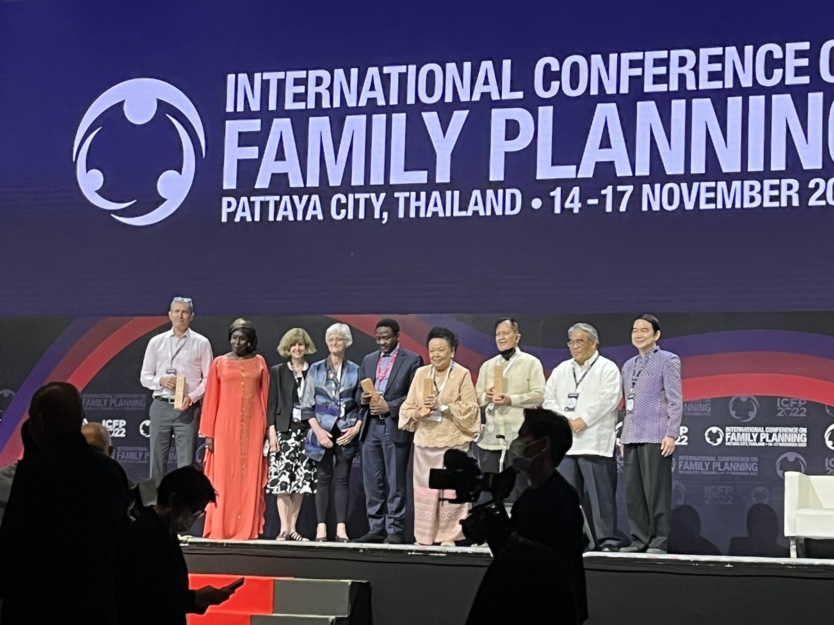 Longtime @Hewlett_Found advisor and epic champion of reproductive health in Francophone Africa, @cmbacke Cheikh Mbacké receives the Lifetime Achievement Award at #ICFP2022. He couldn’t be here but we are celebrating 🥳!!