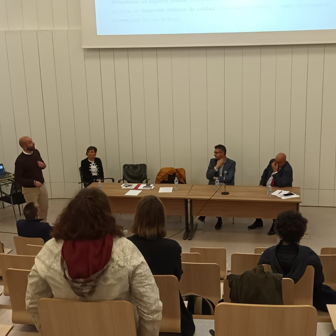 Primera intervención en el II Foro de Enoturismo🍷 a cargo del #BarrioEstación 🚂exponiendo el proyecto ya afianzado y los próximos retos de la asociación con Roberto Puras y <a href="/txamu/">Samu Fernández</a> de <a href="/LaRiojaAltaSA/">Bodega La Rioja Alta, S.A.</a> <a href="/BodegasRoda/">Bodegas Roda</a> <a href="/b_gomez_cruzado/">B. Gómez Cruzado</a> <a href="/Cvne/">CVNE</a> <a href="/bodegasmuga/">Bodegas Muga</a> <a href="/VINAPOMAL/">VIÑA POMAL</a> 🍇 <a href="/haroturismo/">Haro Turismo</a>