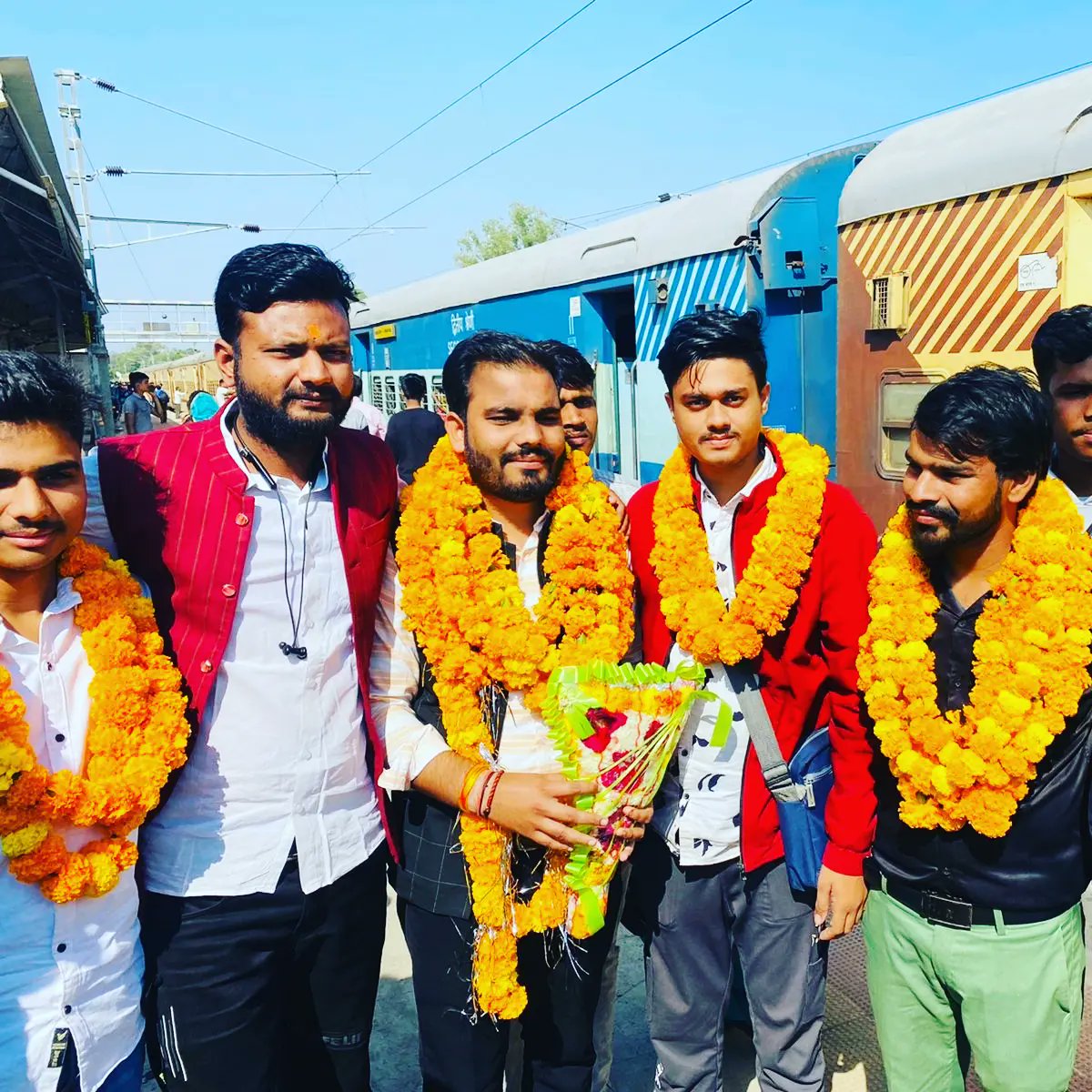 KrishnaAskn's tweet photo. अभाविप मध्यभारत प्रदेश सहमंत्री के नवीन दायित्व के  बाद अशोक नगर आगमन पर कार्यकर्ताओं द्वारा जो स्नेह प्राप्त हुआ। उस हेतु सभी का आभार एवं धन्यवाद। सभी प्रांत कार्यकारणी सदस्यों का भी कार्यकर्ताओं द्वारा पुष्पमाला पहनाकर स्वागत किया गया। 💐🙏 https://t.co/26y7g67wDH