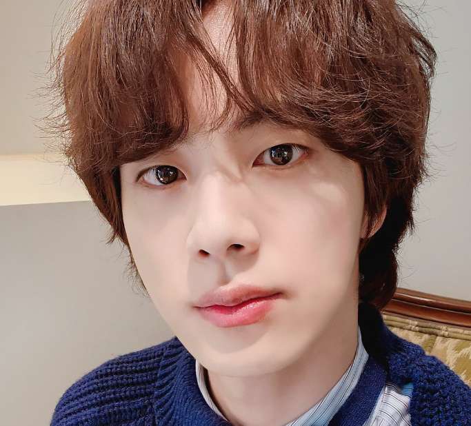 이제야 방림이네 블로그 봤는데..
난 살면서 석진이 눈 만큼 맑고 투명한 눈 본적없음.... 동공도 크고 경계도 또렷하면서 그 눈에 비치는 영혼이 진짜 맑음 아니정말 주접이아니고(주접맞음) 진짜 맑고 예쁨