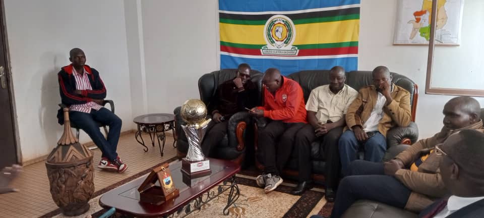 MuramvyaProv's tweet photo. Buramatari @MuramvyaProv arikumwe n'abaserukira coopérative  y'abarimyi b'imboga bo ku #Mubarazi,bishikiye mu Ntara ya @Gitega aho bàárōnkejwe na #Buramatari w'iyo Ntara ikibanza kizohora gishikizwamwo umwimbu w'imboga uzoshorerwa muri iyo Ntara.
@MininterInfosBi 
#Ayiwacu https://t.co/Y97TOuJSeJ