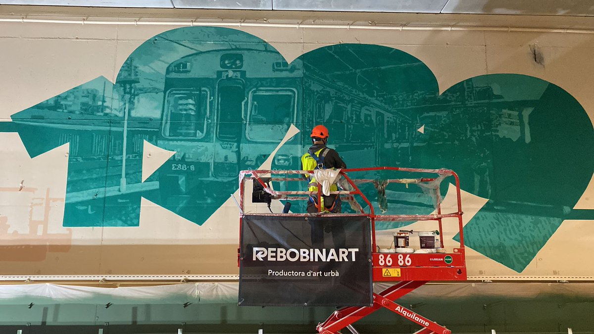 rebobinart's tweet photo. 🚧 NOVA SANT ANDREU |En @rocblackblock i en @miquelwert continuen incansables l’obra mural més gran de la seva trajectòria i de la història de #Rebobinart a la nova estació de #SantAndreu d’@Adif_es  

➕ imatges a https://t.co/64jAjqv4nl https://t.co/dwLbLPMATt