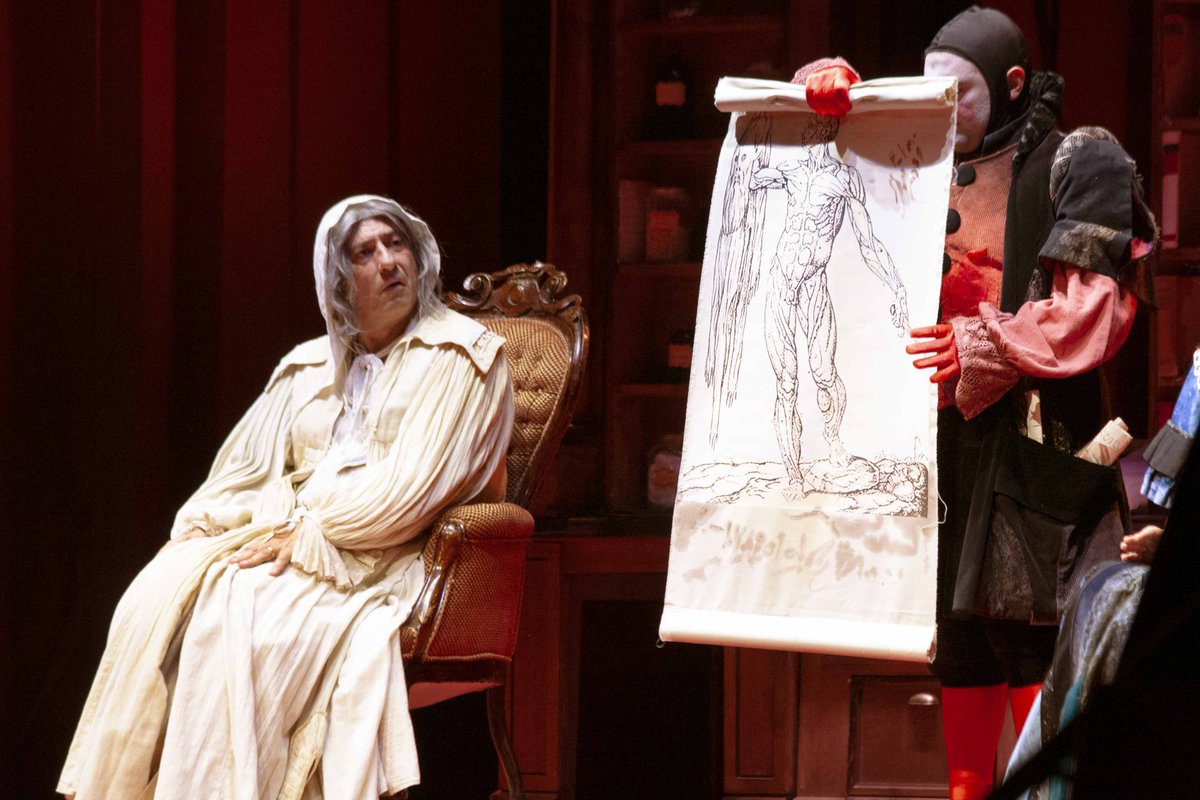 TeatroManzoni's tweet photo. "Gli attori compongono una compagnia di professionisti eccellenti: non è frequente trovare spettacoli teatrali dove [..] tutti gli attori sono così bravi" 

In scena #IlMalatoImmaginario con @EmilioSolfrizzi! 

📅8-20 nov
🎟 https://t.co/8E4LjxK5H4

#IoVadoAlManzoni https://t.co/cF89a5JpVr