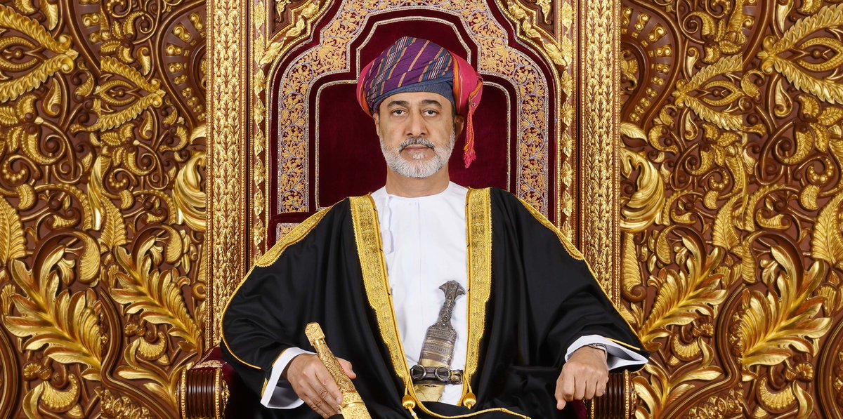 OmanNewsAgency's tweet photo. بمشيئة الله وتوفيقه.. حضرة صاحب الجلالة السُّلطان #هيثم_بن_طارق المعظم القائد الأعلى - حفظه الله ورعاه - يتفضّل فيشمل برعايته السّامية الكريمة يوم الجمعة القادم العرض العسكريّ بمناسبة #العيد_الوطني الثاني والخمسين المجيد الذي سيُقام على ميدان النصر بمحافظة #ظفار. 

#العُمانية https://t.co/UYb7tJlaz1