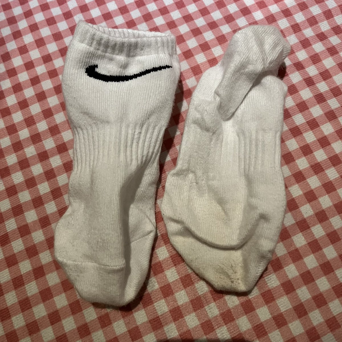 【同好的女朋友】小袜口加上运动款，那种青春活力的女孩风格。直冲脑仁，喜欢白袜的我们，为什么区别与丝袜和裸足。我想内心都留有那一份纯真吧，或者说想把这双柔软纯白的袜子。“弄脏”💦💦 https://t.co/uUWq3rp9qt