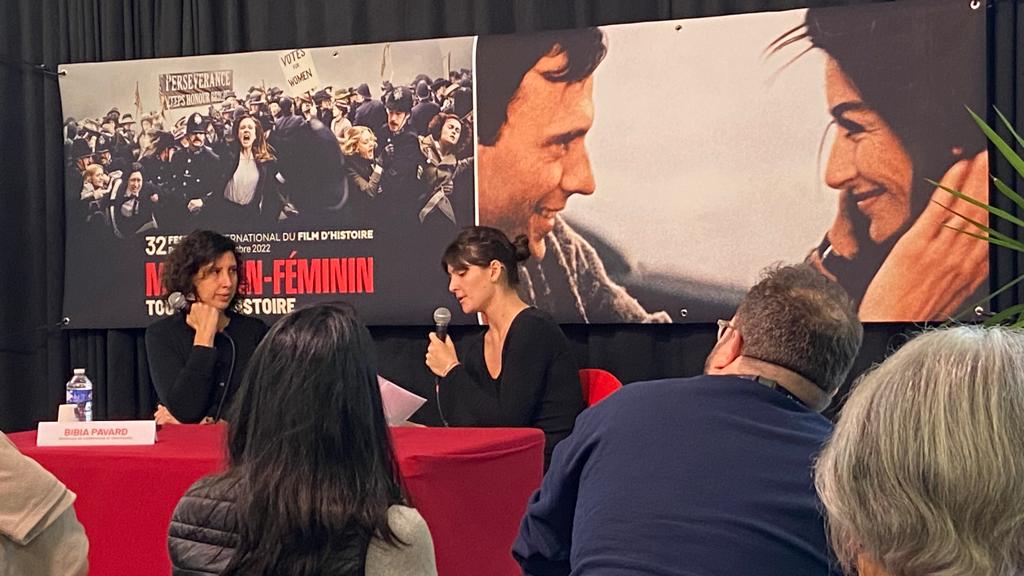 IjbaOfficiel's tweet photo. Très belle rencontre avec l'historienne @bibiaparard au #FIFH autour des liens et des ruptures entre la presse féminine et la  presse féministe en France. Itv animée par  @chatoublanc. #histoire #magazines #femmes #pessac https://t.co/xzCdXB9tdE