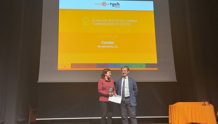llenguacatalana's tweet photo. La bústia ètica de Viadenuncia rep el #PremisETECH2022 a la millor gestió en llengua i comunicació en les TIC
🏆 @VilaFx va lliurar el premi en l'acte organitzat per @AENTEG
📧 El servei de gestió de Condor és producte innovador i en català
https://t.co/VlDGyWEno9 https://t.co/V4Llc9CR38