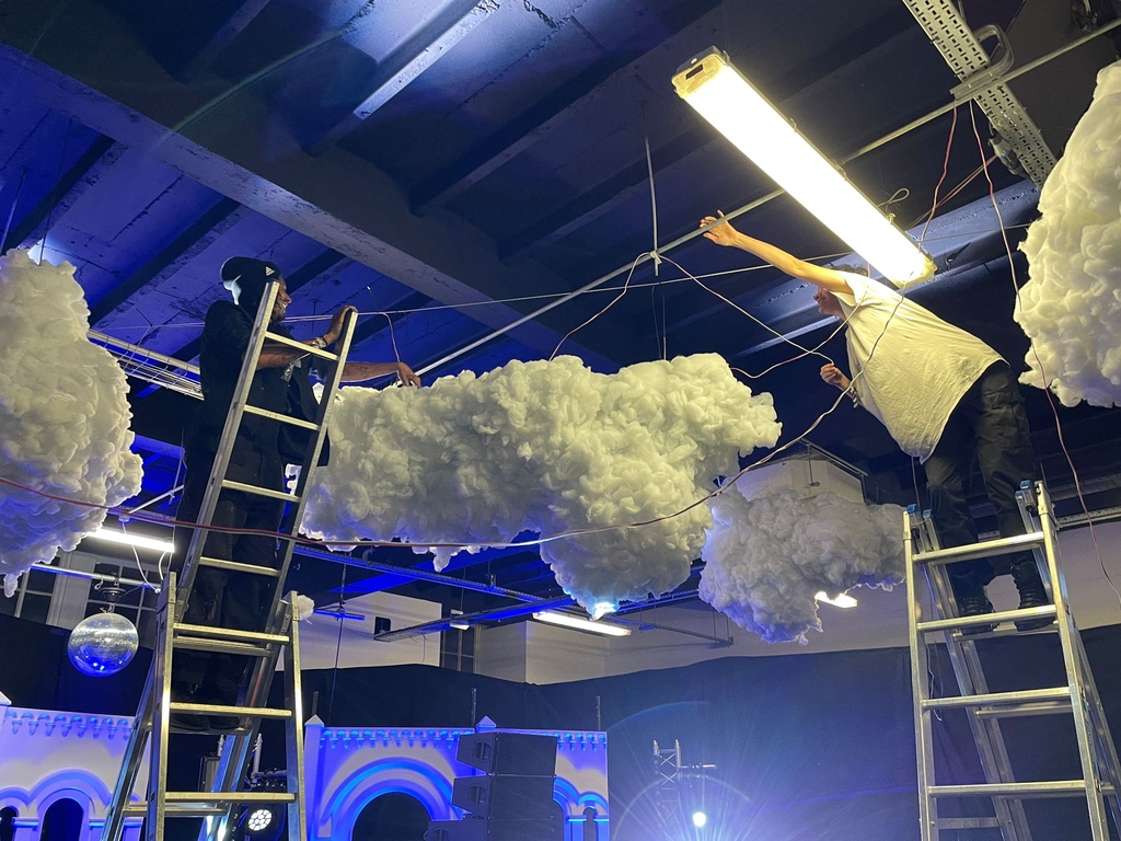 bailesandlight's tweet photo. Shout out to @rosiestrickland who used our programmable rgb LED pixel strings for a heaven / hell halloween weekend extravaganza by @bonecalondon.

#lightingdesign #partytime #dance #halloween #ledpixels https://t.co/aEDx4Xla6B
