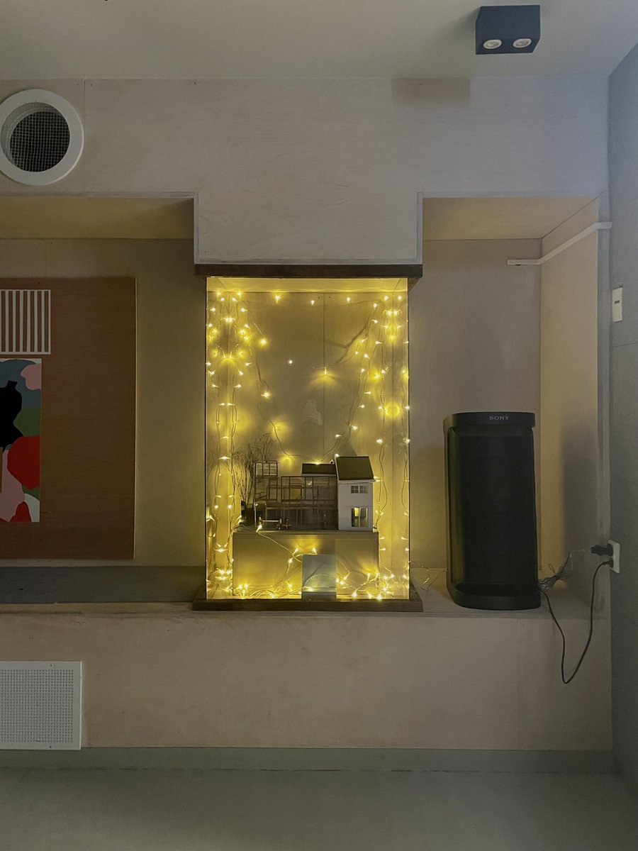 ggg_reinhold's tweet image. 増築棟の模型が公民館のベンチ上の突起下にちょうど収まるサイズだったので、紆余曲折を経て展示ケースを日本の古材で作成。仮設の手頃な照明を現地の方がくれたけど、これはこれで...