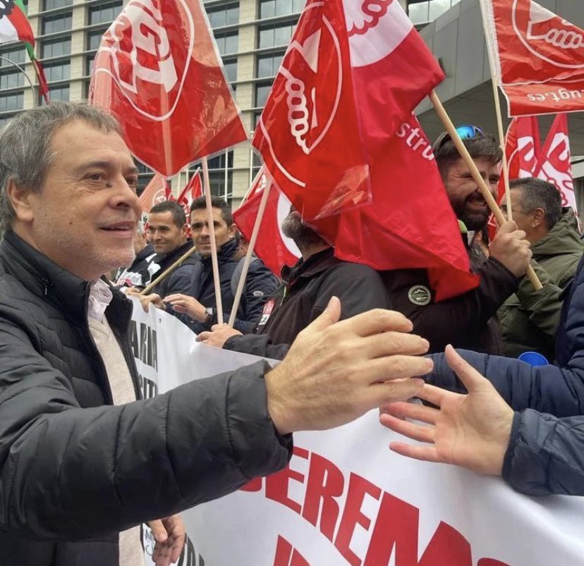 AlperiJove's tweet photo. 📢 Concentrados ante la sede de Iberdrola en Madrid.
‼️Queremos un salario justo #SalarioOConflicto #IPCReal #RevisionSalarialYA
@UGT_Comunica
@UGT_FICA
#SOMA-FITAG-UGT https://t.co/GlOvU2PYPx
