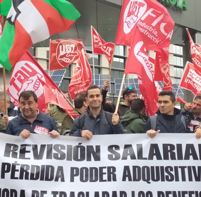 AlperiJove's tweet photo. 📢 Concentrados ante la sede de Iberdrola en Madrid.
‼️Queremos un salario justo #SalarioOConflicto #IPCReal #RevisionSalarialYA
@UGT_Comunica
@UGT_FICA
#SOMA-FITAG-UGT https://t.co/GlOvU2PYPx