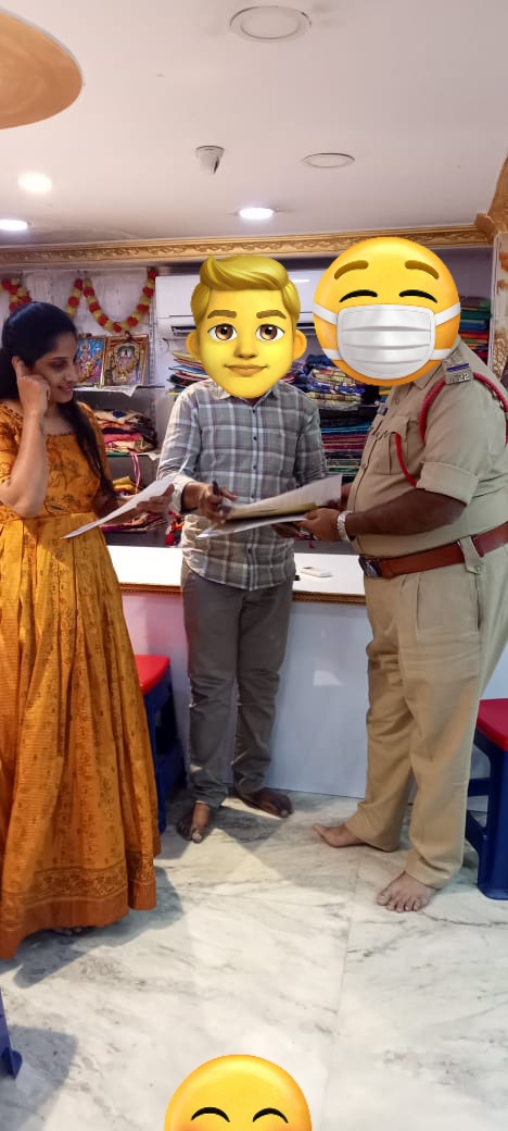 Anushavundavali's tweet photo. ఇంకొక్క కేస్ అయ్యా 🙄 రోజ్జక్క గురించి పెట్టారంట 🤔 ok lets wait for my turn ✌️ పూర్తిగా పోలీస్ వారికి సహకరిస్తా అని చెప్పా 😌 note - నాకు స్టడీ సర్టిఫికెట్స్ కుడా ఇన్ని లేవు 😂 https://t.co/Ebo1ygM4d4
