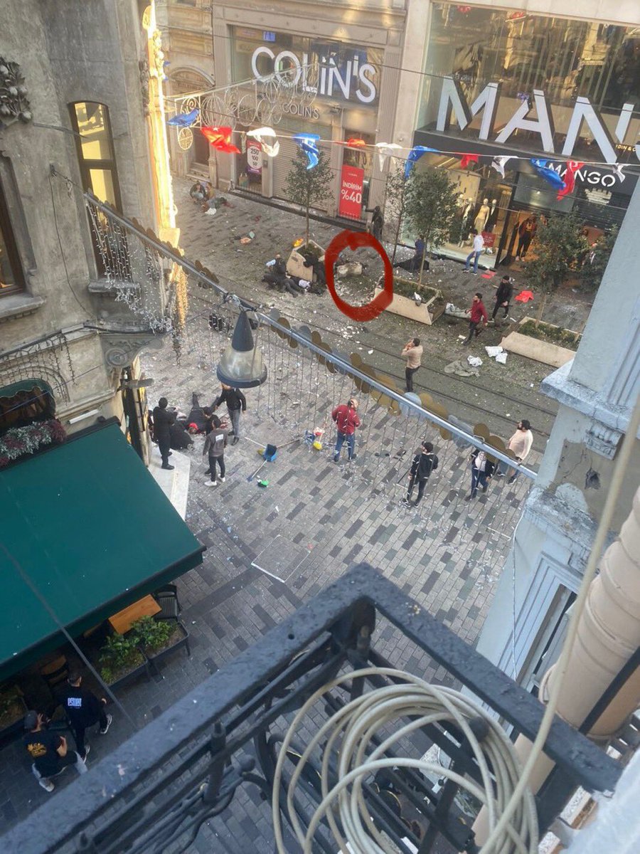 İstiklâl caddesindeki bomba tam daire içine alınan alanda patlatı.
Uzmanlara göre eğer o iki beton saksılık olmasaydı tnt patlayacı dolu paketin etki alanı çok daha fazla olup,çok daha fazla cana mâl olacaktı.
Beton saksılar siper görevi gördü!
Bügün onları topladılar…
Durum bu!