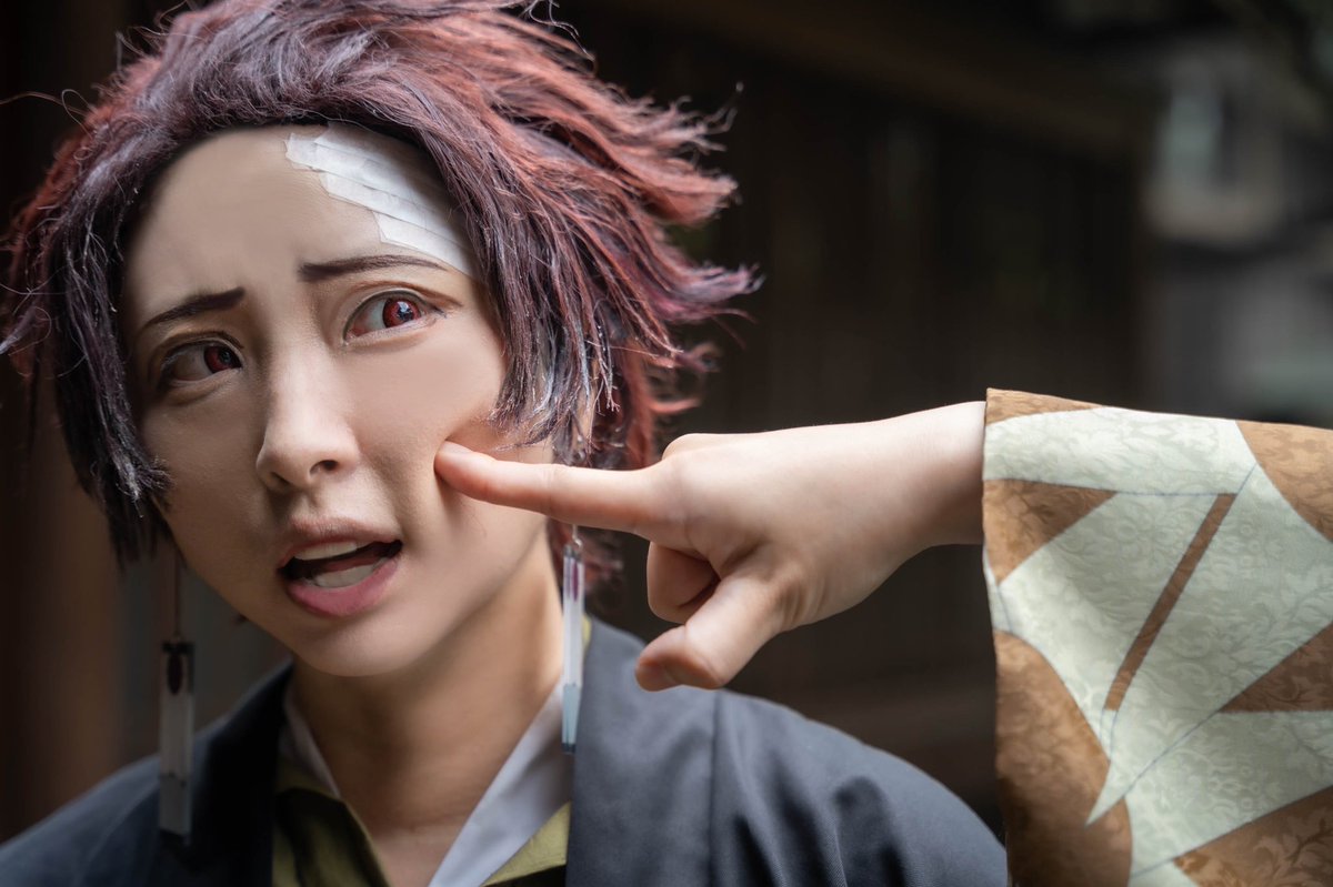 cosplay

「んんん？あぁお前″赫i灼の子″じゃねえか
こりゃあ縁起がいいなあ」

「いや俺は炭i十郎と葵i枝の息子です」

「そういう意味じゃねぇ
頭の毛と目ん玉が赤みがかっているだろう
火仕事をする家はそういう子が生まれると縁起がいいって喜ぶんだぜぇ」

「そうなんですか
知りませんでした…」