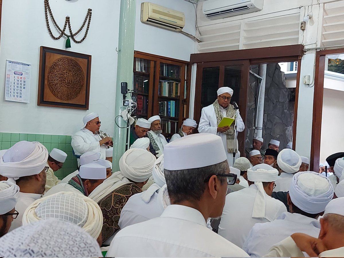 gussinal's tweet photo. Haul ke_111 Habib Ali bin Muhammad al Habsy, ulama yg jd sumber dari segala sumber ilmu, amal, akhlaq dan cinta kpd Allah Swt dan Kanjeng Nabi. Tampak Mas Walikota @gibran_tweet dan @aniesbaswedan. Mereka sarapan &amp; berangkat Haul solo jg bareng. https://t.co/0kPmYamkM9