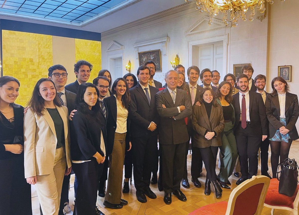 Da oltre 20 anni, la #Farnesina offre borse di studio per consentire a studenti italiani di frequentare il <a href="/collegeofeurope/">College of Europe</a>. Ho incontrato gli studenti🇮🇹 del corso di quest’anno, intitolato a #DavidSassoli. Investiamo nel capitale umano come punto di forza del nostro #softpower