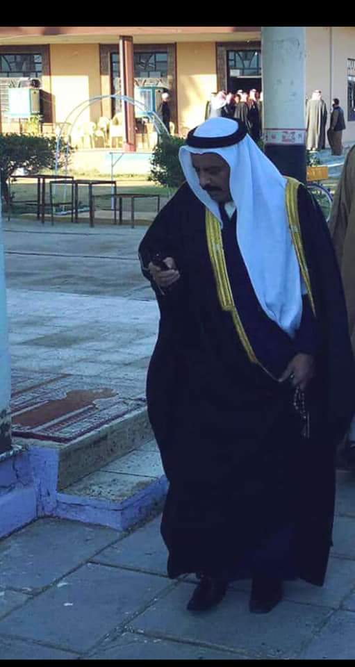 sakerr0's tweet photo. #الشيخ ذياب سند الحدب 
يا شيخ شمل اللازمة والمواجيب
يا ذيــب عشوى يا سنام السمية

شيخ الثوابت موجعين المضاريب
بالراي والحـــكمة حبالك قوية

ستين عام ولا لمس ثوبه العيب 
وعنده لربعه شـــيمة وغايرية 

الذيب لامن قالوا الناس لك ذيب
تاطى خشوم مدورين الرديــة

الشاعر ادريس البرغش https://t.co/RZ2j0aiDc0