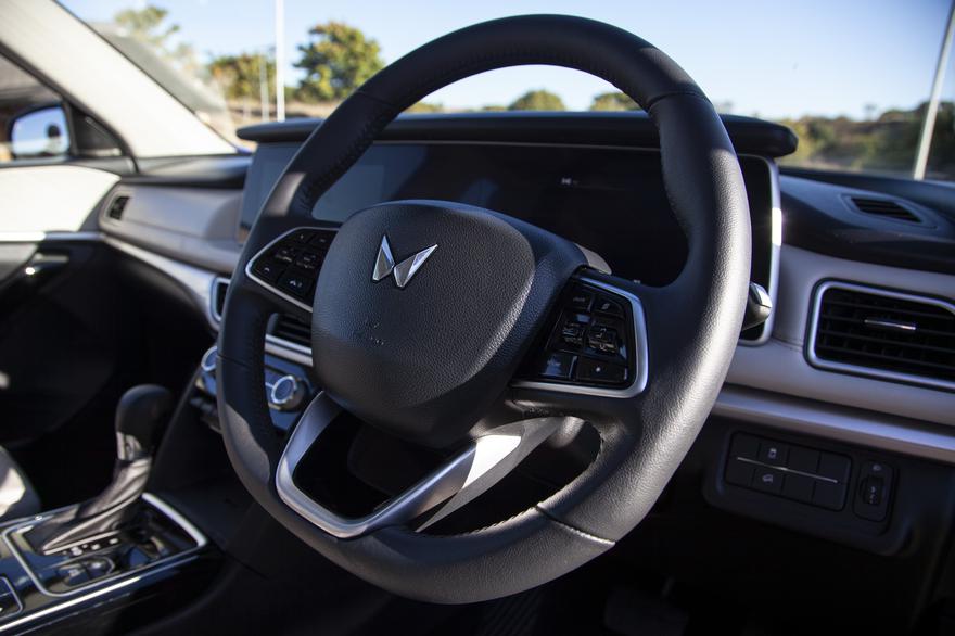 XplorZA's tweet photo. Mahindra's XUV700 is powered by a 2.0-liter mStallion turbo-petrol engine that delivers 149 kW at 5000 rpm and 380 Nm of torque from 1 750 rpm.
Mahindra XUV700 R474 999
Mahindra XUV700 AX7 – R524 999
Mahindra XUV700 AX7 L – R559 999
#HelloSkyroof #HelloXUV700 #xploreza https://t.co/WsBeiTPlYp