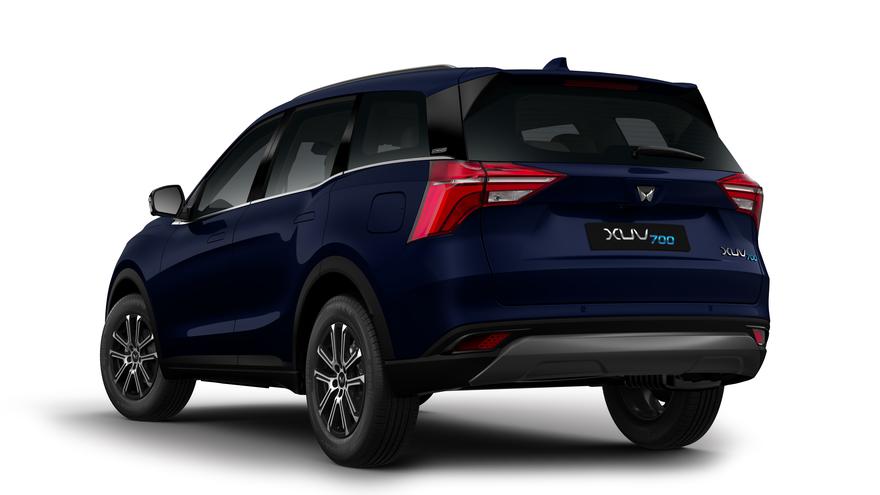 XplorZA's tweet photo. Mahindra's XUV700 is powered by a 2.0-liter mStallion turbo-petrol engine that delivers 149 kW at 5000 rpm and 380 Nm of torque from 1 750 rpm.
Mahindra XUV700 R474 999
Mahindra XUV700 AX7 – R524 999
Mahindra XUV700 AX7 L – R559 999
#HelloSkyroof #HelloXUV700 #xploreza https://t.co/WsBeiTPlYp