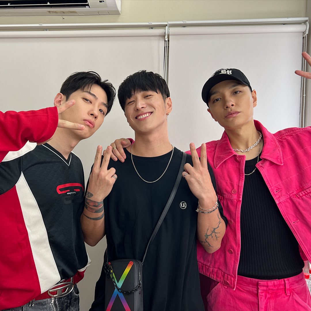 Simondominic_TH's tweet photo. [IG] อ. 15 พฤศจิกายน 2022

พี่ฮง หรือ Bangkokboy ได้ถ่ายรูปกับไซม่อน ดี และ เกรย์ที่หลังเวทีที่งานคอนเสิร์ต Kpop Supermodel Festival in BKK ค่ะ
"โอปป้าหล่อ 3 คน" 

#사이먼도미닉
#SimonDominic 
#AOMG
#Kpop_SuperModelFestBKK2022 #SBSMedianet https://t.co/nopKE34Jxh