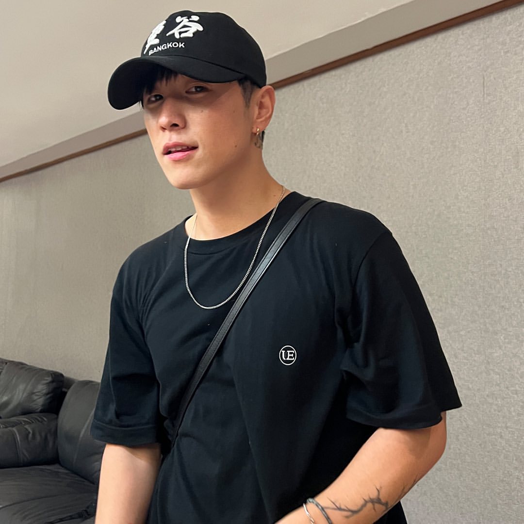 Simondominic_TH's tweet photo. [IG] อ. 15 พฤศจิกายน 2022

พี่ฮง หรือ Bangkokboy ได้ถ่ายรูปกับไซม่อน ดี และ เกรย์ที่หลังเวทีที่งานคอนเสิร์ต Kpop Supermodel Festival in BKK ค่ะ
"โอปป้าหล่อ 3 คน" 

#사이먼도미닉
#SimonDominic 
#AOMG
#Kpop_SuperModelFestBKK2022 #SBSMedianet https://t.co/nopKE34Jxh